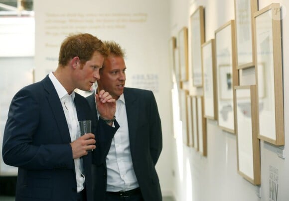 Le prince Harry à la galerie Getty Images à Londres le 25 juillet 2013 pour le vernissage d'une expo photo de Chris Jackson sur le travail de Sentebale. L'occasion de livrer ses premières impressions sur son neveu le prince George de Cambridge.