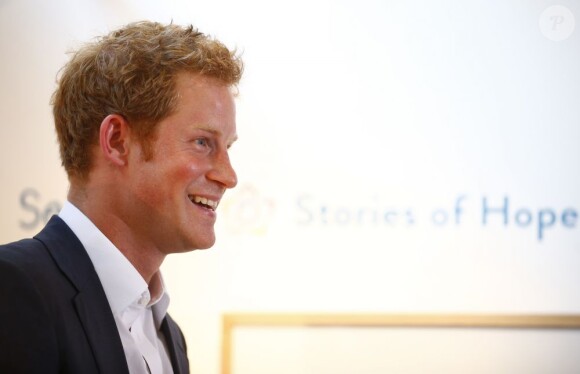 Le prince Harry à la galerie Getty Images à Londres le 25 juillet 2013 lors du vernissage d'une expo photo de Chris Jackson sur le travail de Sentebale. L'occasion de livrer ses premières impressions sur son neveu le prince George de Cambridge.