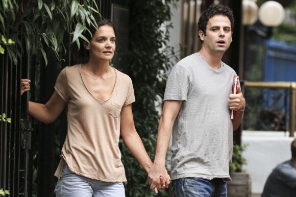 Katie Holmes main dans la main avec Luke Kirby sur le tournage de Mania Days à New York le 25 juillet 2013.