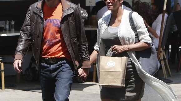 Halle Berry, enceinte, promène son superbe baby bump au bras d'Olivier Martinez