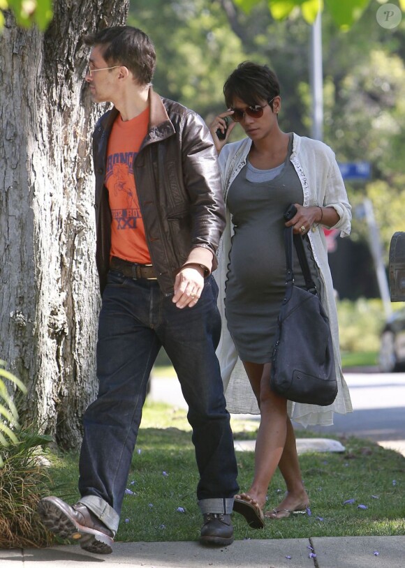 Exclusif - Halle Berry enceinte et son mari Olivier Martinez vont déjeuner à Sherman Oaks, Los Angeles, le 25 juillet 2013.