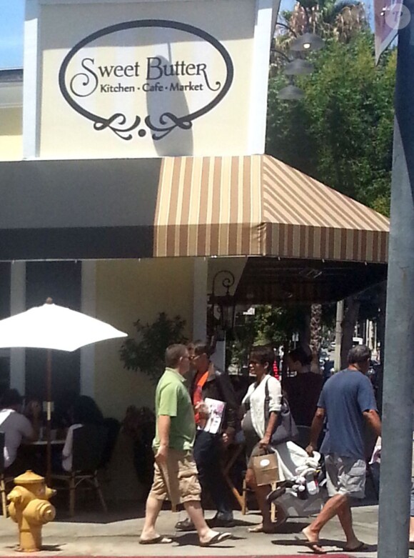 Halle Berry et son mari juste devant le restaurant Sweet Butter Kitchen à Sherman Oaks, Los Angeles, le 25 juillet 2013.
