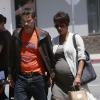 Exclusif - Halle Berry enceinte et son mari Olivier Martinez vont déjeuner au restaurant Sweet Butter Kitchen à Sherman Oaks, Los Angeles, le 25 juillet 2013.