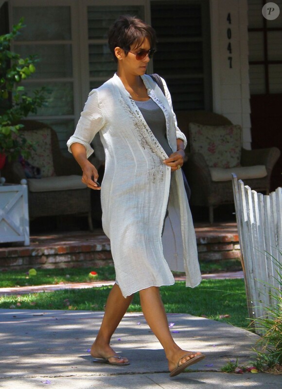 Exclusif - Halle Berry enceinte et son mari Olivier Martinez vont dejeuner au restaurant "Sweet Butter Kitchen" a Sherman Oaks, le 25 juillet 2013.  For Germany call for price Exclusive - Recently married couple Olivier Martinez and Halle Berry grab lunch together at Sweet Butter Kitchen in Sherman Oaks, California on July 25, 2013.25/07/2013 - Sherman Oaks