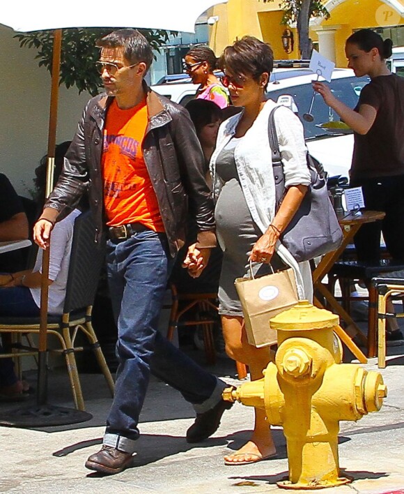 Exclusif - Halle Berry enceinte et son mari Olivier Martinez sortent du restaurant Sweet Butter Kitchen à Sherman Oaks, le 25 juillet 2013.