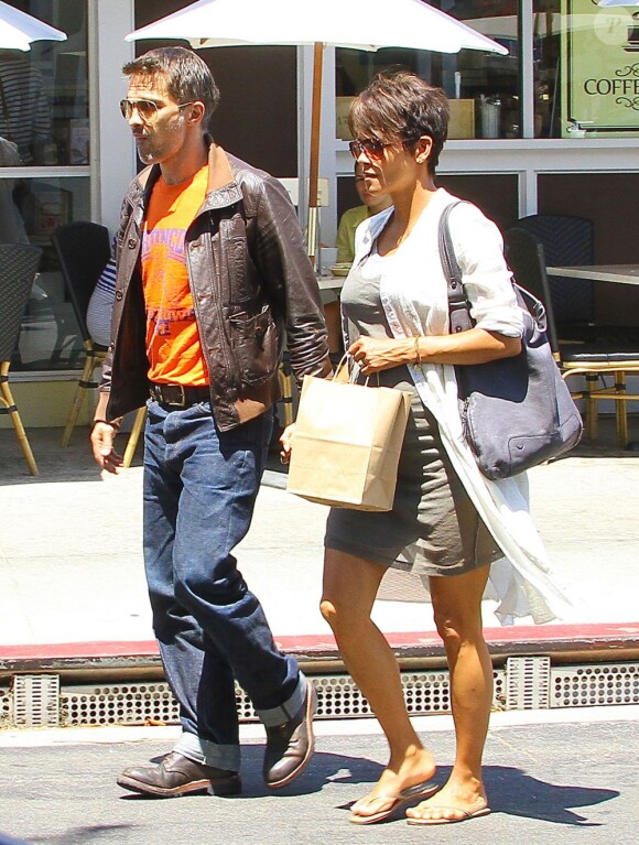 Exclusif - Halle Berry enceinte et Olivier Martinez à Sherman Oaks, Los Angeles, le 25 juillet 2013.
