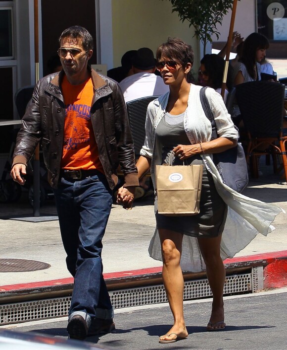 Exclusif - Halle Berry enceinte main dans la main avec son mari Olivier Martinez à Sherman Oaks, Los Angeles, le 25 juillet 2013.