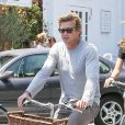 Le beau Simon Baker fait du vélo avec sa fille Stella dans le quartier de Brentwood, à Los Angeles, le 27 juillet 2013