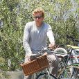 Simon Baker fait du vélo avec sa fille Stella dans le quartier de Brentwood, à Los Angeles, le 27 juillet 2013