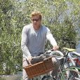 Simon Baker fait du vélo avec sa fille Stella dans le quartier de Brentwood, à Los Angeles, le 27 juillet 2013