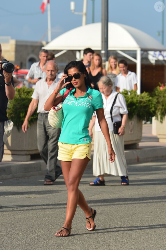 La ravissante Ayem Nour dans les rues de Saint-Tropez, le 28 juillet 2013