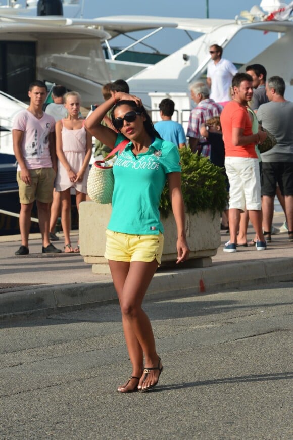 La sexy Ayem Nour dans les rues de Saint-Tropez, le 28 juillet 2013