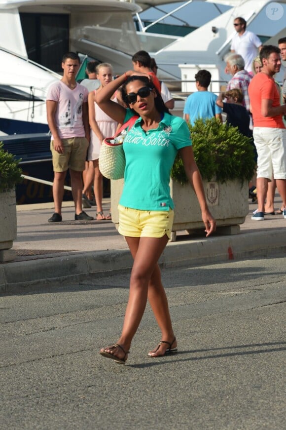 Ayem Nour, toujours aussi belle, dans les rues de Saint-Tropez, le 28 juillet 2013