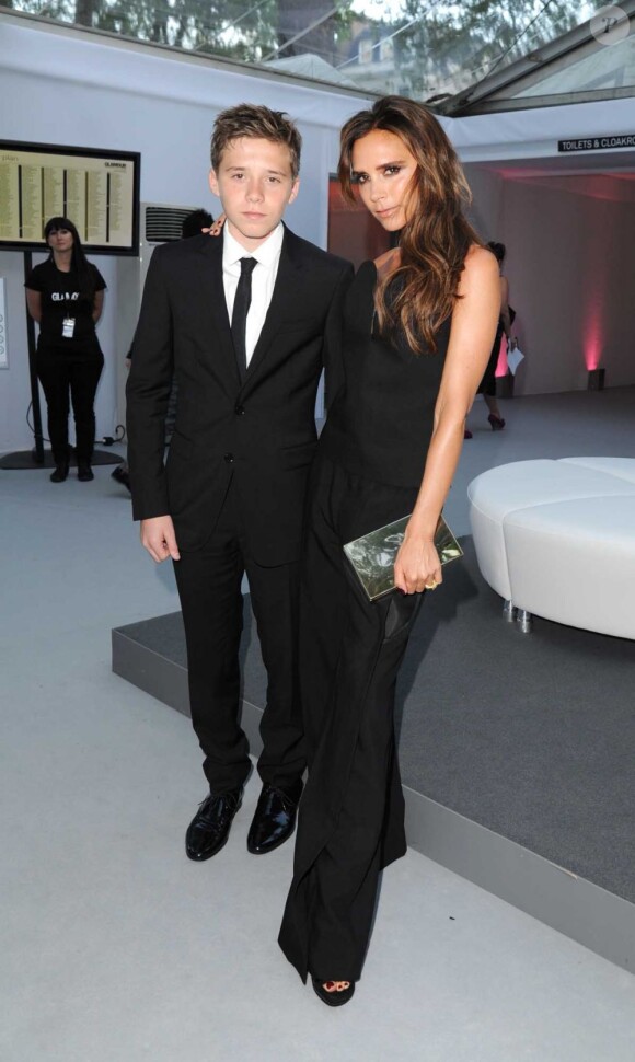 Victoria Beckham (habillée en Martin Margiela) et son fils Brooklyn Beckham à la cérémonie annuelle des Glamour Women of the Year Awards à Londres, le 4 Juin 2013.