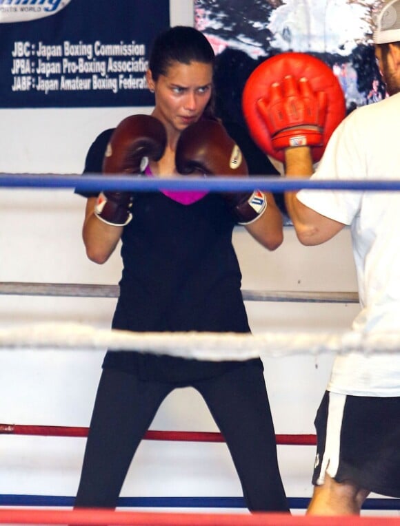 Adriana Lima se donne à fond pour son cours de boxe à Miami le 27 juillet 2013