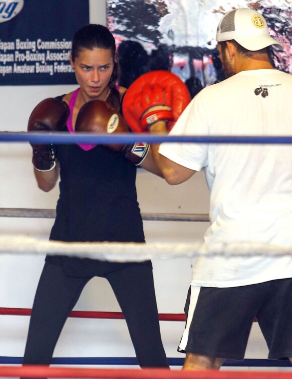 Adriana Lima très concentrée lors d'une séance de boxe à Miami le 27 juillet 2013