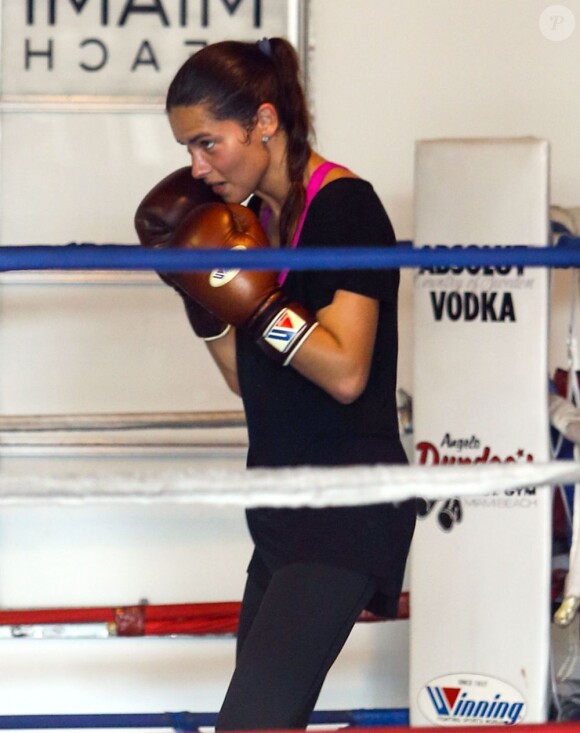 Adriana Lima très concentrée lors d'une séance de boxe à Miami le 27 juillet 2013
