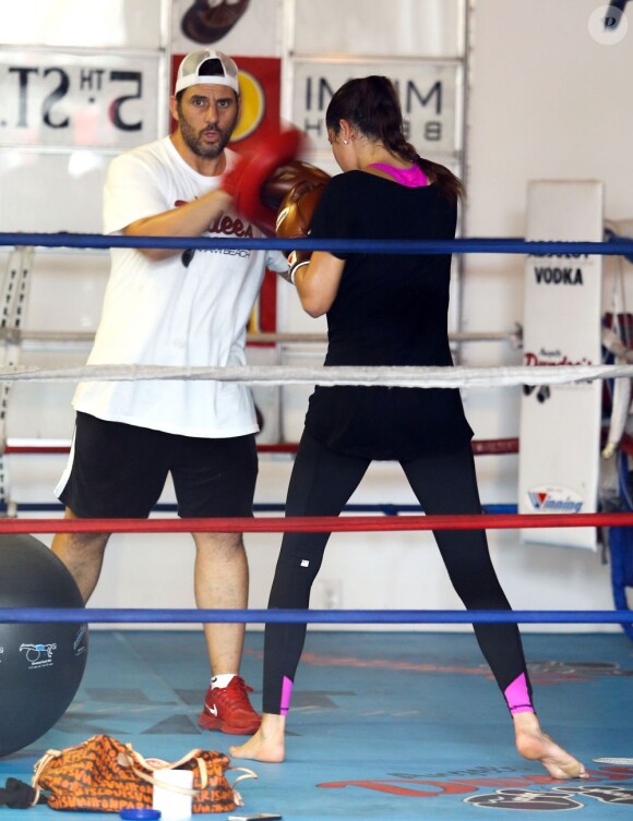 Adriana Lima très concentrée lors d'une séance de boxe à Miami le 27 juillet 2013