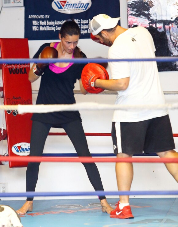 Adriana Lima très concentrée lors d'une séance de boxe à Miami le 27 juillet 2013