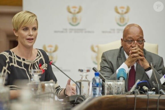 Charlize Theron au côté du président Jacob Zuma à Pretoria, Afrique du Sud, le 29 juillet 2013.
