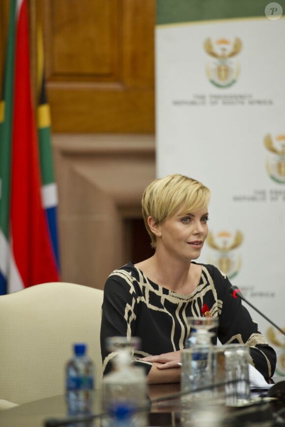 Charlize Theron ravissante à Pretoria, Afrique du Sud, le 29 juillet 2013.