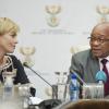 Charlize Theron concernée au côté de Jacob Zuma à Pretoria, Afrique du Sud, le 29 juillet 2013.