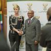 Charlize Theron salue Jacob Zuma à Pretoria, Afrique du Sud, le 29 juillet 2013.
