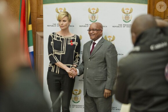 Charlize Theron salue Jacob Zuma à Pretoria, Afrique du Sud, le 29 juillet 2013.