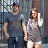 Taylor Lautner et sa nouvelle petite amie Marie Avgeropoulos main dans la main dans les rues de SoHo, New York, le 29 juillet 2013.
