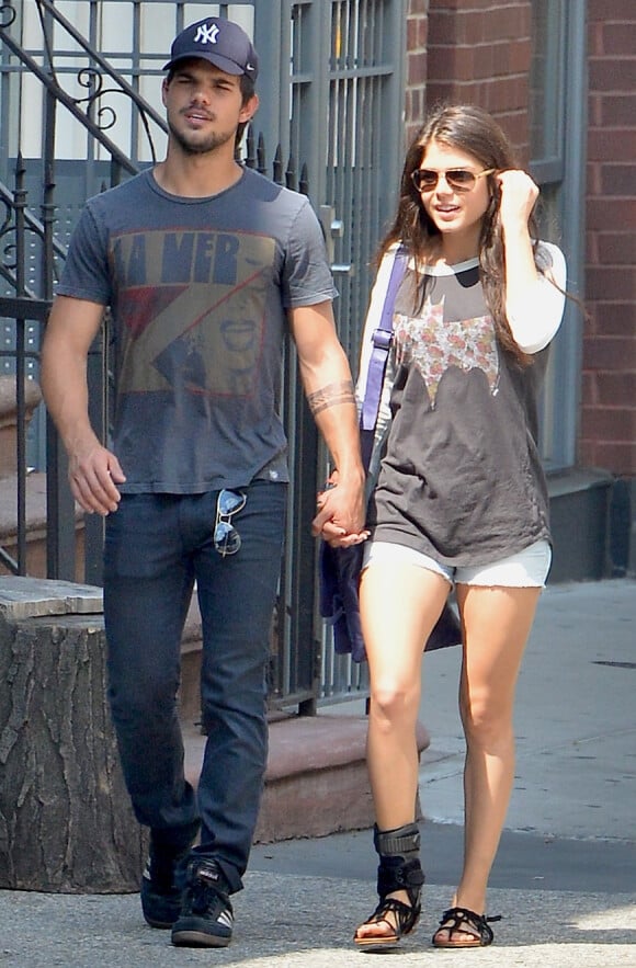 Taylor Lautner et sa nouvelle petite amie Marie Avgeropoulos main dans la main dans les rues de SoHo, New York, le 29 juillet 2013.
