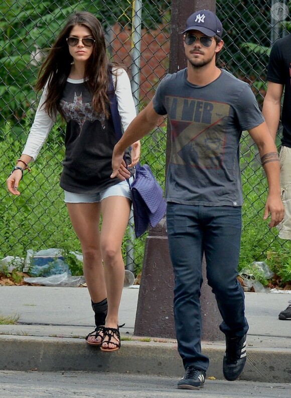 Taylor Lautner et sa nouvelle chérie Marie Avgeropoulos se baladent à SoHo, New York, le 29 juillet 2013.