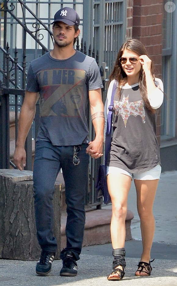Taylor Lautner et Marie Avgeropoulos à SoHo, New York, le 29 juillet 2013.