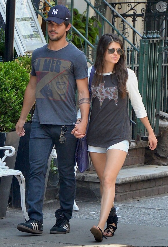 Taylor Lautner et Marie Avgeropoulos amoureux à SoHo, New York, le 29 juillet 2013.