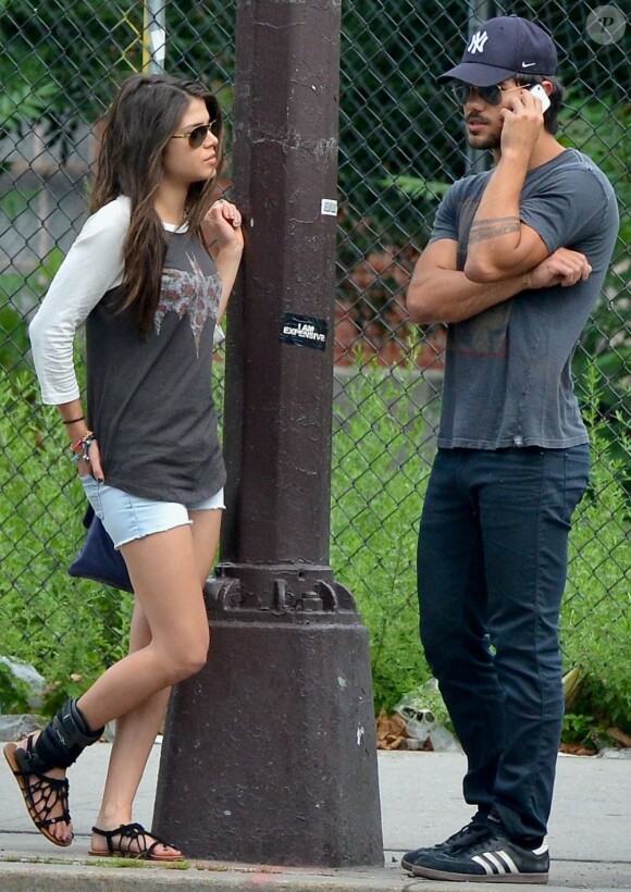 Taylor Lautner et sa nouvelle girlfriend Marie Avgeropoulos à SoHo, New York, le 29 juillet 2013.