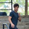 Exclusif - Taylor Lautner joue au Yamakasi sur le tournage du film Tracers à New York, le 19 juillet 2013.