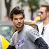 Taylor Lautner et Marie Avgeropoulos sur le tournage du film Tracers à New York, le 22 juillet 2013.