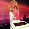 Bo Derek et Christine Brand découpent le gâteau à la soirée "MGM HD Channel" à Munich en Allemagne le 29 juillet 2013.