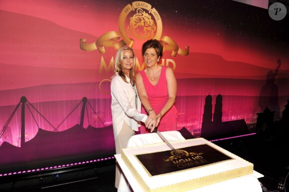 Bo Derek et Christine Brand découpent le gâteau à la soirée "MGM HD Channel" à Munich en Allemagne le 29 juillet 2013.