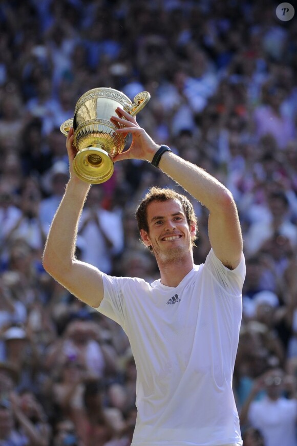 Andy Murray lors de sa victoire en finale de Wimbledon au All England Lawn Tennis and Croquet Club de Londres le 7 juillet 2013