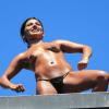 Exclusif - Une femme topless s'exhibe sur un toit à Vancouver, le 30 juillet 2013, pendant le tournage de Big Eyes, avec Christoph Waltz.