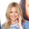 Kate Hudson tout sourire, arborant sa bague de fiançailles à la première HBO de Clear History à Los Angeles le 31 juillet 2013.