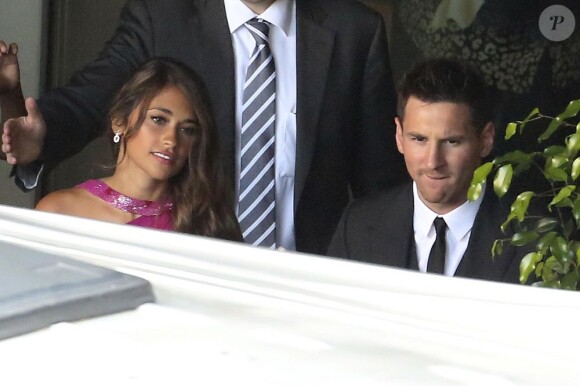 Lionel Messi et sa compagne Antonella Roccuzzo à Barcelone, le 13 juillet 2013.