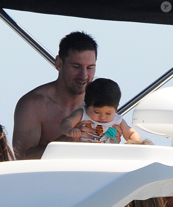 Lionel Messi et son fils Thiago à Formentera en juillet 2013