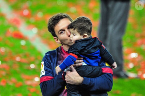 Lionel Messi et son fils Thiago à Barcelone, le 19 mai 2013.
