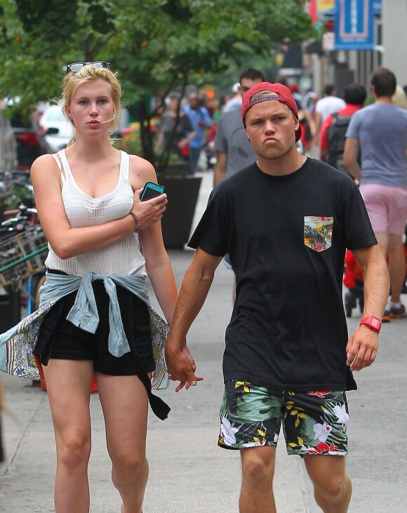 Ireland Baldwin et son compagnon Slater Trout font leur jogging dans Central Park. Ils ont ensuite rejoint le père d'Ireland, Alec Baldwin, pour déjeuner à New York, le 24 juillet 2013.