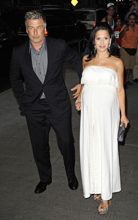 Alec Baldwin et sa femem Hilaria Thomas, enceinte, à la première de Blue Jasmin, à New York, le 22 juillet 2013.