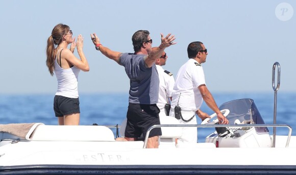 Sylvester Stallone avec sa femme Jennifer Flavin surveillent de loin leur filles Sophia, Sistine et Scarlet alors en vacances en famille à bord d'un yacht de luxe le 1er août 2013, au large de Saint-Jean-Cap-Ferrat.