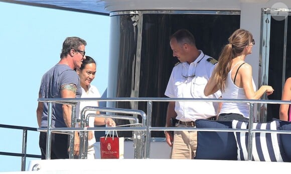 Sylvester Stallone avec sa femme Jennifer Flavin en vacances en famille à bord d'un yacht de luxe le 1er août 2013, au large de Saint-Jean-Cap-Ferrat.