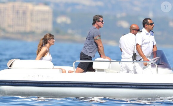 Sylvester Stallone avec sa femme Jennifer Flavin en vacances à bord d'un yacht de luxe le 1er août 2013, au large de Saint-Jean-Cap-Ferrat.
