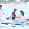 Sylvester Stallone avec sa femme Jennifer Flavin en discussion en vacances à bord d'un yacht de luxe le 1er août 2013, au large de Saint-Jean-Cap-Ferrat.